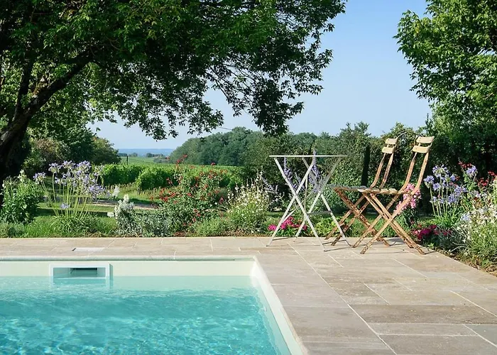 Maison Des Quatre Saisons Nocleg ze śniadaniem 4*